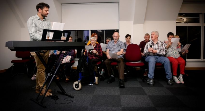 AGM 2019 keyboard player entertains tenants